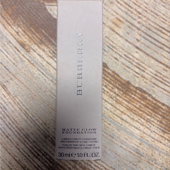 Burberry Matte Glow Foundation Medium Cool No.70